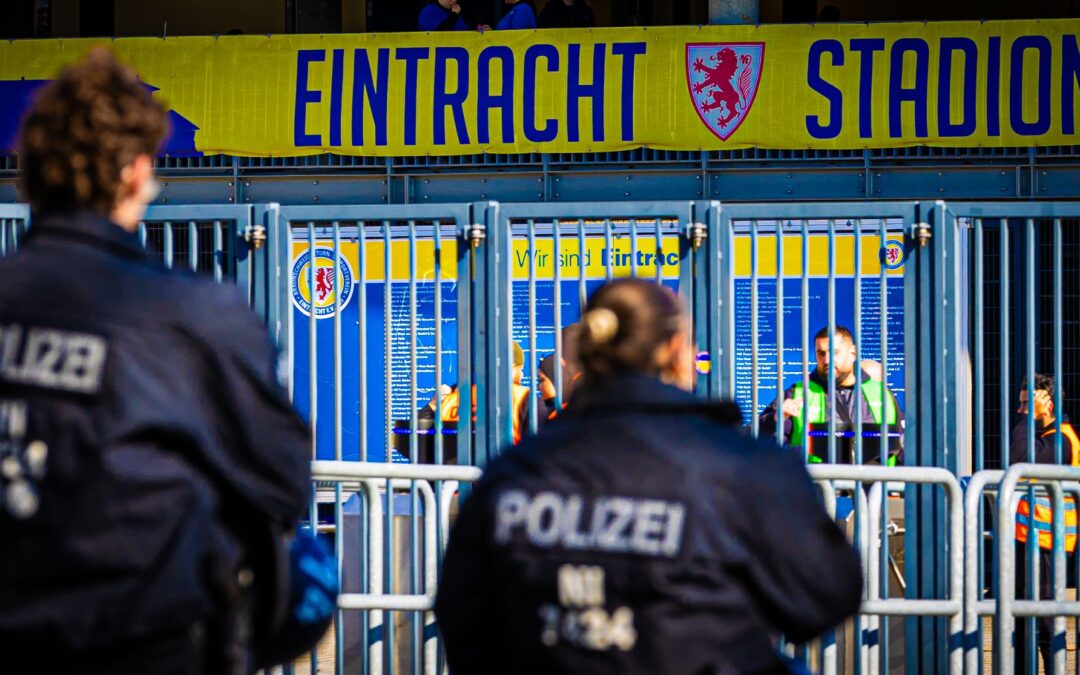 Beim Derby zwischen Braunschweig und Hannover soll es keine personalisierten Tickets geben.