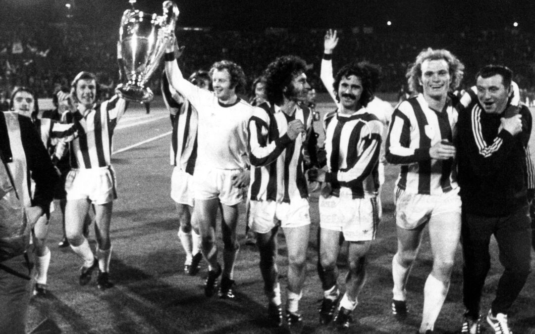 Die Bayern mit Paul Breitner (Mitte), Gerd Müller (3.v.r.) und Uli Hoeneß (2.v.r.) jubeln nach dem Gewinn des Europapokals der Landesmeister. (Archivfoto)