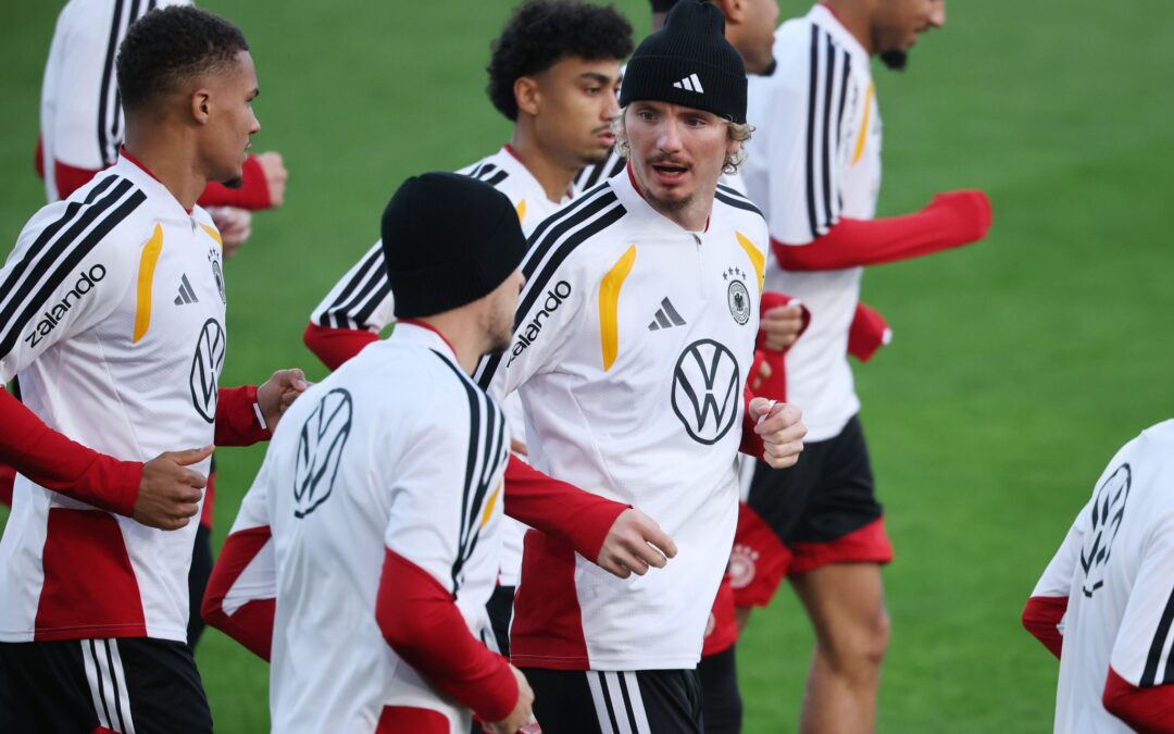 Stürmer Woltemade wirkt im DFB-Umfeld gelassen.