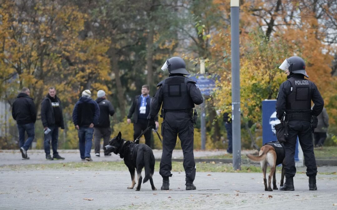 Fußballfans verließen das Olympiastadion nach dem Spiel der Hertha gegen Dynamo Dresden unter den kritischen Blicken etlicher Polizisten.