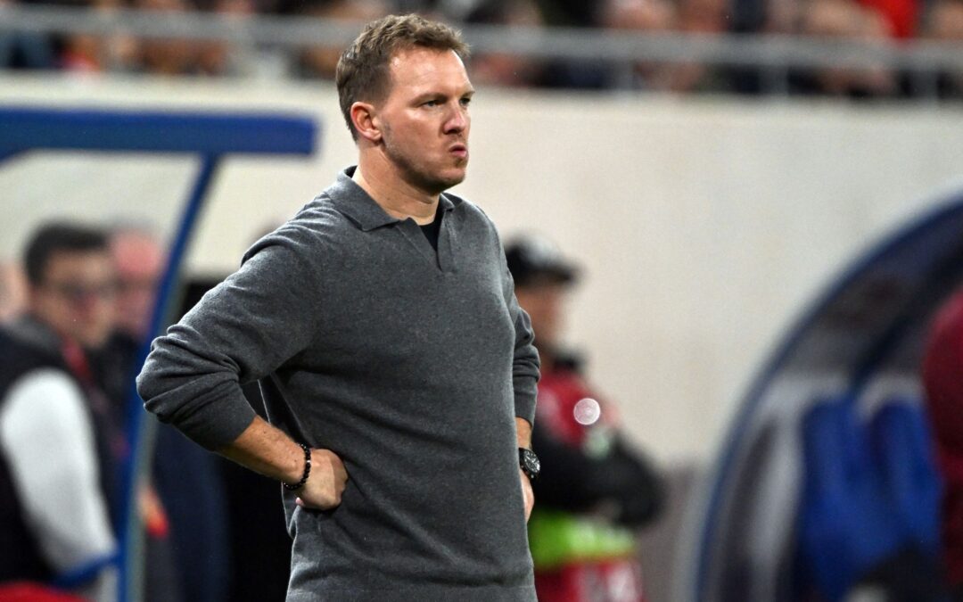 Julian Nagelsmann blickt skeptisch auf das Spielfeld.