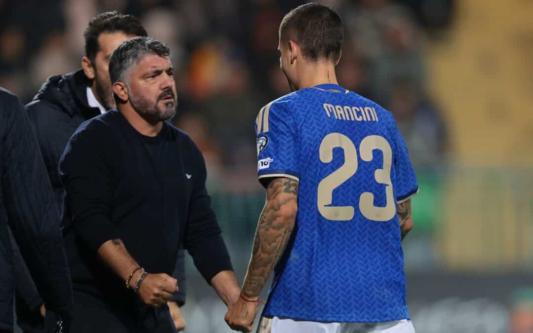 Trainer Gennaro Gattuso (l) wird mit Italien den Umweg über die Playoffs nehmen müssen.