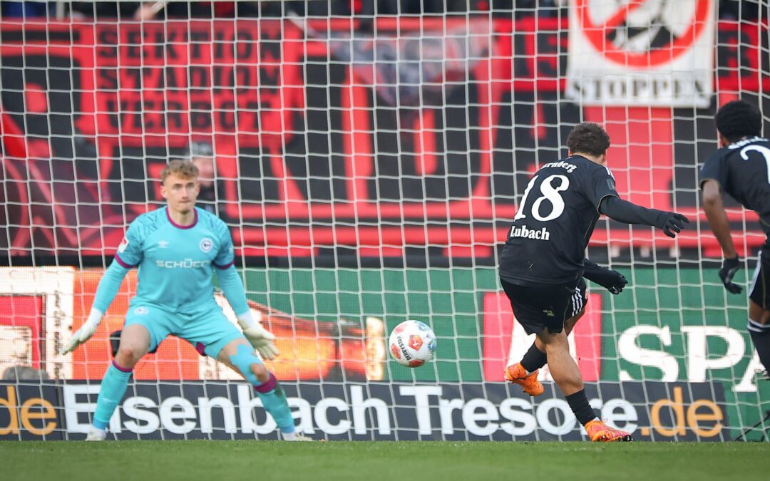 Der Nürnberger Wegbereiter: Rafael Lubach erzielt per Foulelfmeter das 1:0.