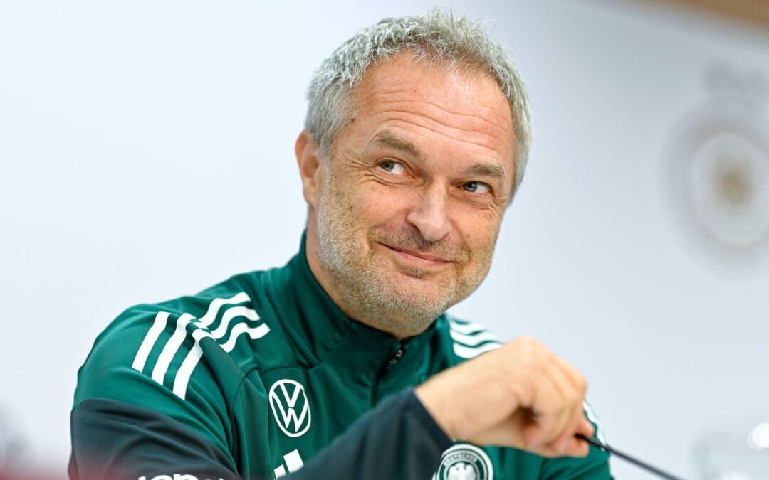 Die deutschen Fußballerinnen und Bundestrainer Christian Wück freuen sich auf die Atmosphäre in Kaiserslautern.