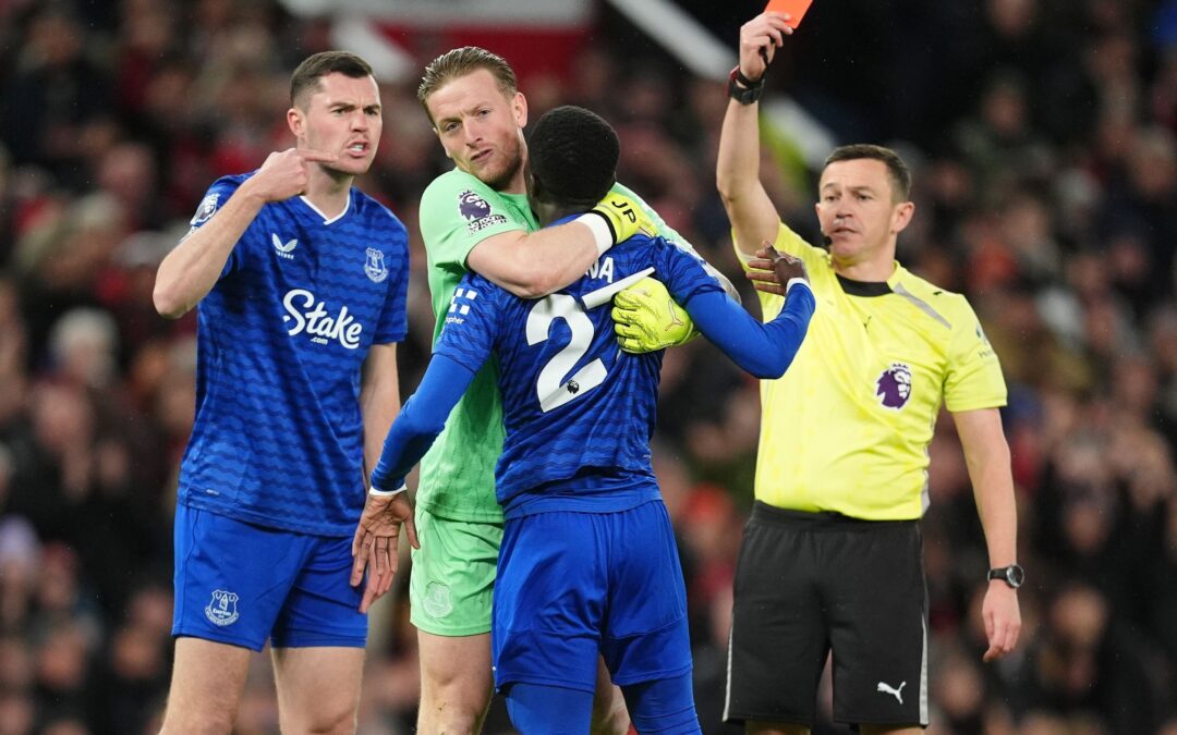 Evertons Idrissa Gueye (2.v.r.) sieht nach einer Ohrfeige gegen seinen Teamkollegen Michael Keane (li.) die Rote Karte.