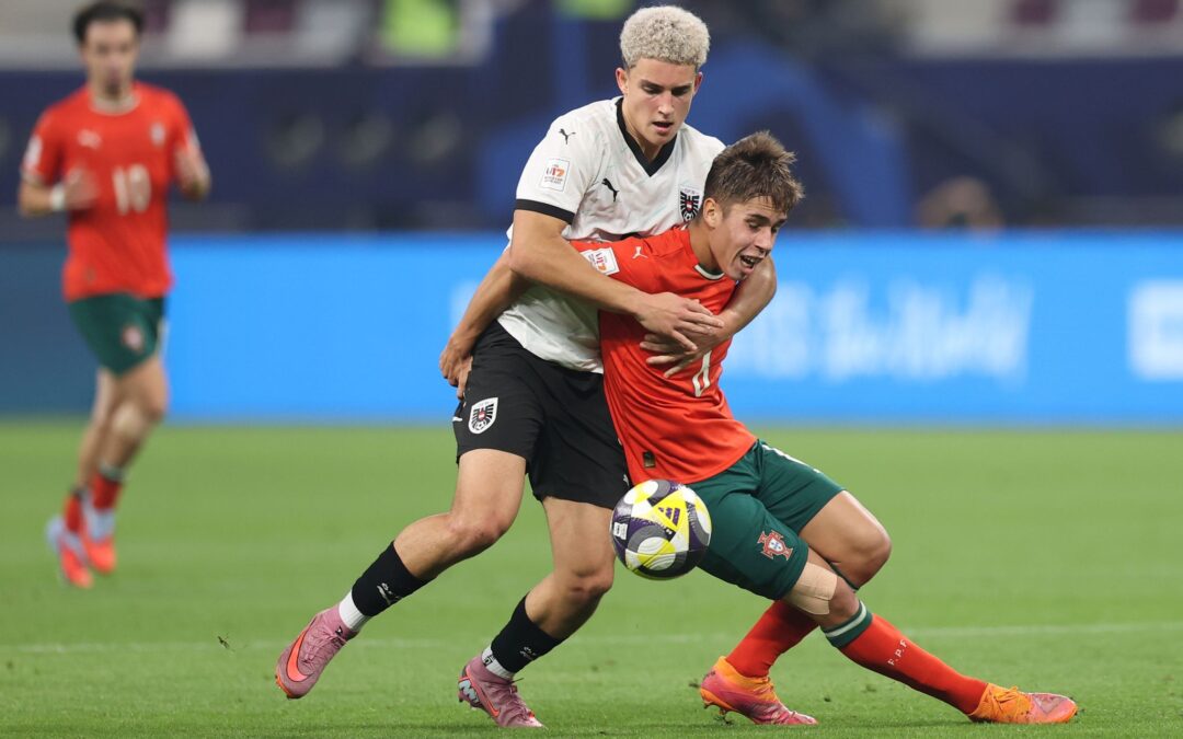 Packendes U17-WM-Finale: Österreichs Nicolas Jozepovic (l) im Duell mit Portugals Rafael Quintas.