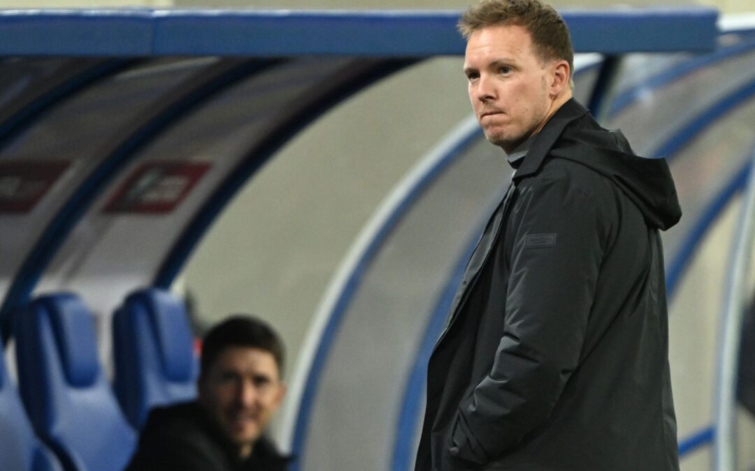 Julian Nagelsmann blickt skeptisch auf den Platz.