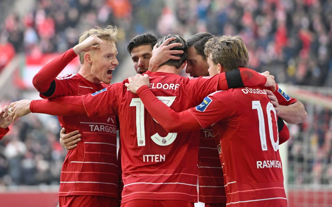 Bejubeln das 1:0: Düsseldorfs Profis um Doppel-Torschütze Itten.