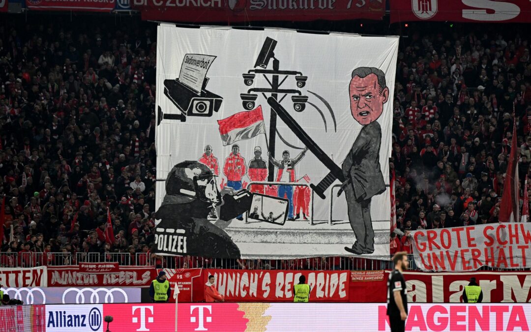 Die Bayern-Fans präsentierten aus Protest eine Karikatur von Hamburgs Innensenator Andy Grote.