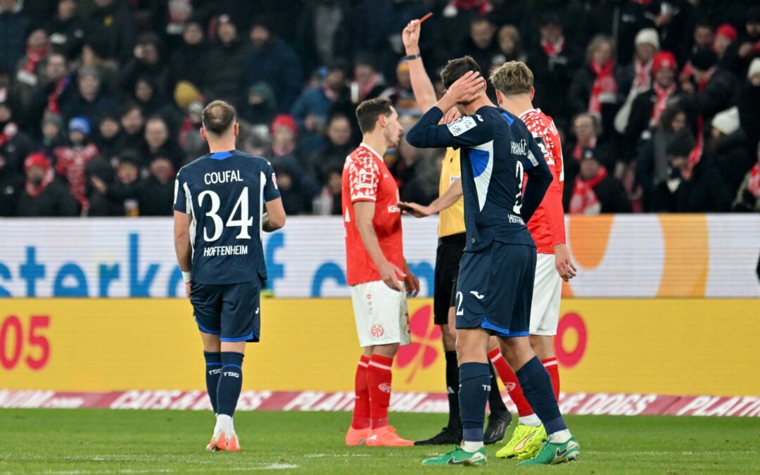 Wieder einmal Rot-Sünder: Dominik Kohr (Mitte) vom FSV Mainz 05