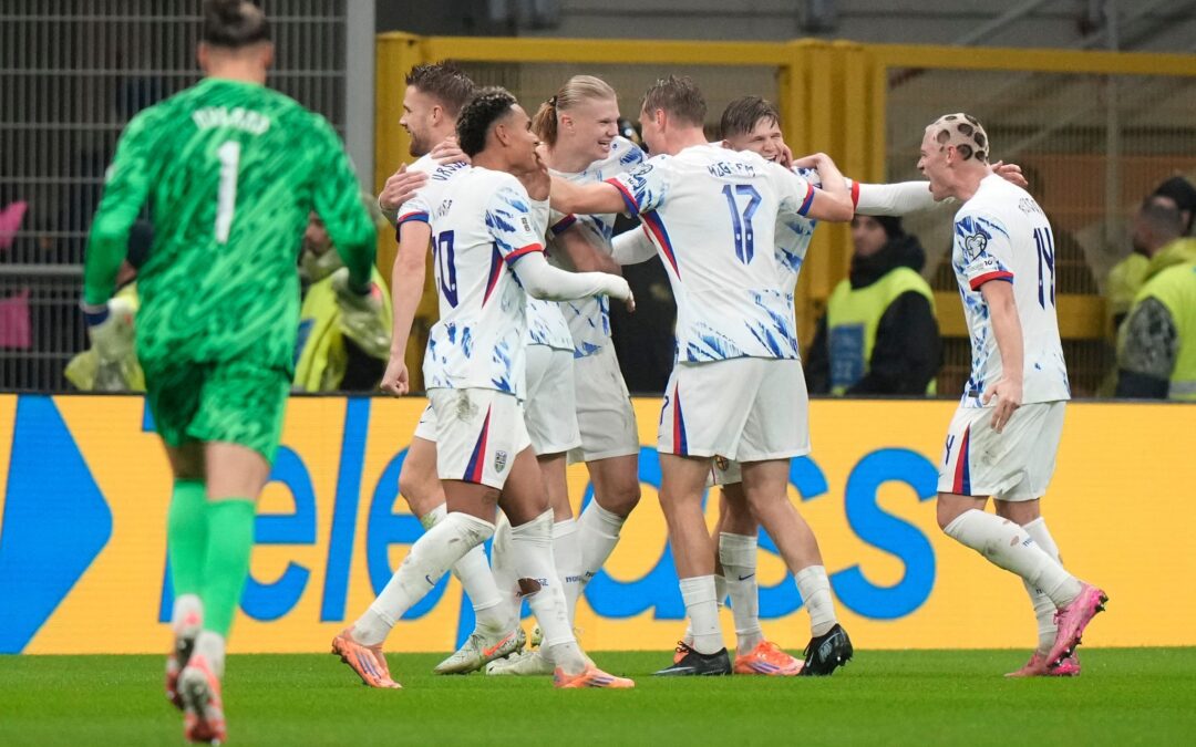 Norwegen und Torjäger Erling Haaland (Mitte) freuen sich nach einem 4:1 in Italien auf die erste WM-Teilnahme seit 1998.