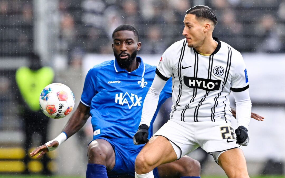 Elversbergs Torjäger Younes Ebnoutalib (r.) im Duell mit Patric Pfeiffer