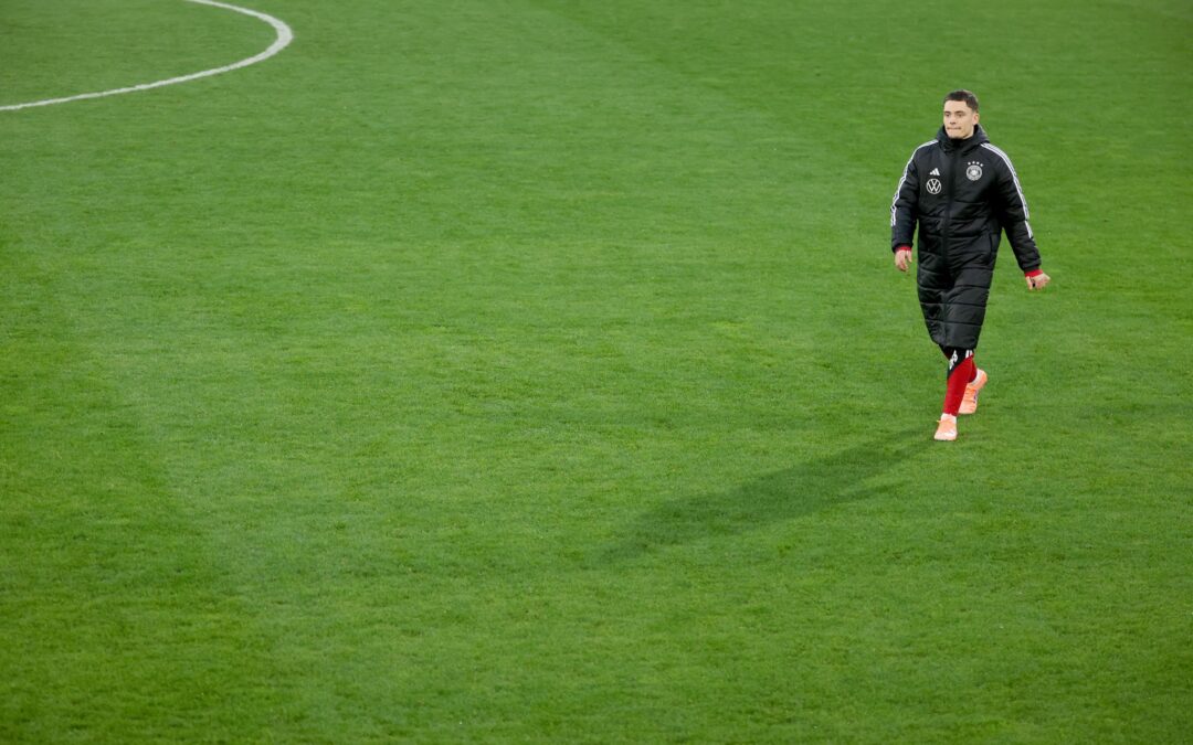 Florian Wirtz geht über den Trainigsplatz.