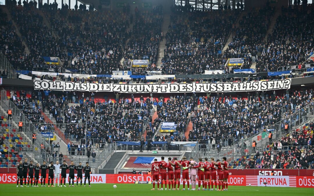 Fußball-Fans in ganz Deutschland haben sich in den Stadien gegen geplante Maßnahmen der Politik gewehrt.