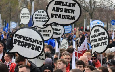 Tausende Fußballfans protestieren gegen Politik-Pläne