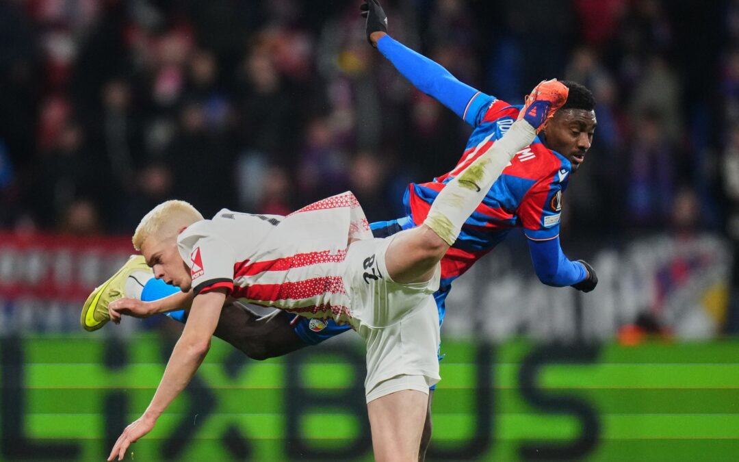 Umkämpftes Duell: Der SC Freiburg und Matthias Ginter (l.) spielen bei Viktoria Pilsen 0:0.