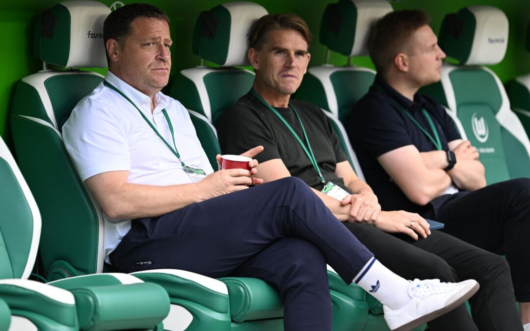 In Wolfsburg im Gespräch: Bayern-Sportchef Christoph Freund (M.) (Archivbild)