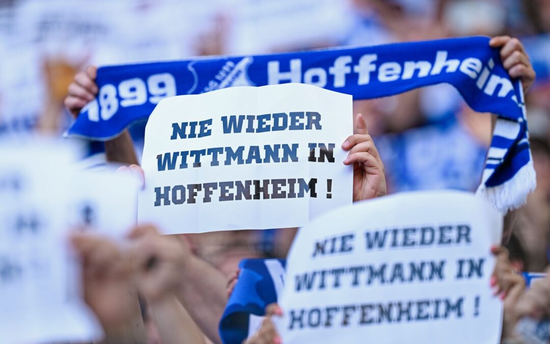 Fans der TSG Hoffenheim protestieren gegen den Einfluss von Spielerberater Roger Wittmann