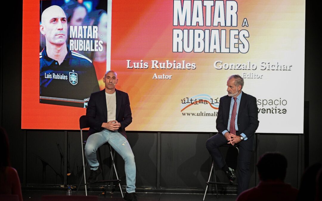 Der frühere spanische Verbandspräsident Luis Rubiales (l) spricht während der Präsentation seines Buches «Matar a Rubiales» (Rubiales killen). Kurz darauf wird er von einem Unbekannten mit Eiern beworfen.