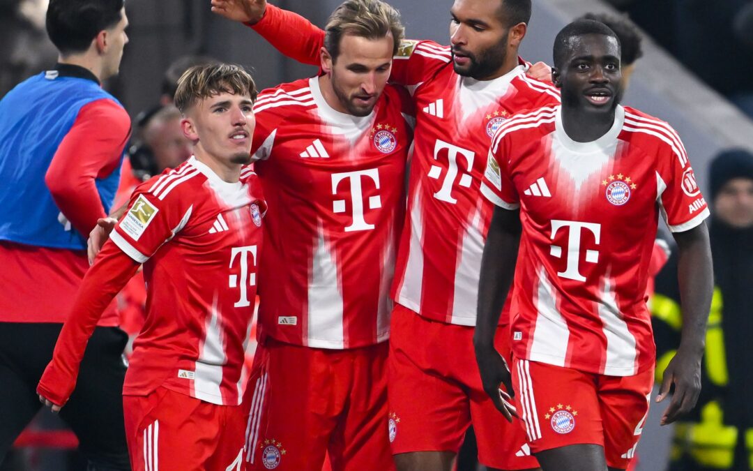 Über ihre Zukunft wird in München viel gesprochen: Dayot Upamecano (r) und Harry Kane (2.v.l.). (Archivbild)