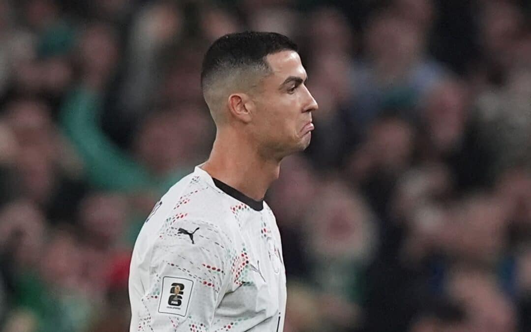 Cristiano Ronaldo verlässt den Platz nach seiner Roten Karte in Irland.