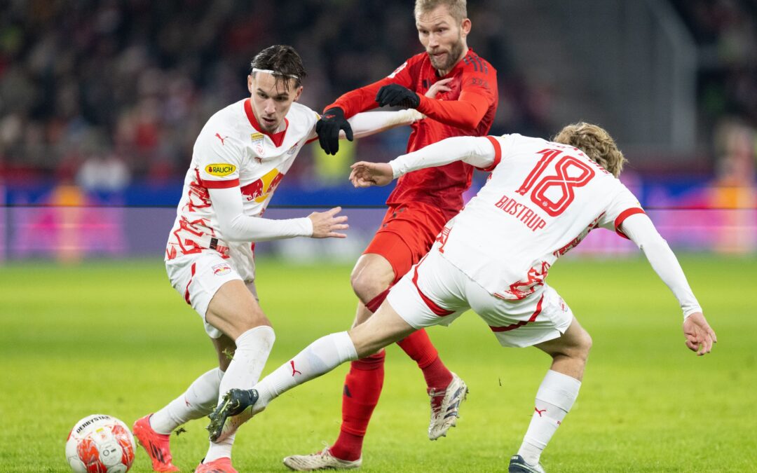 Der FC Bayern um Konrad Laimer (M) spielt am 6. Januar in Salzburg. (Archivbild)