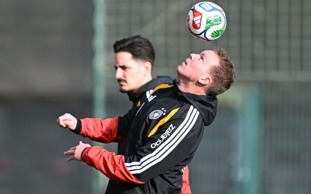 Bundestrainer Nagelsmann jongliert vor dem Training mit einem Ball.