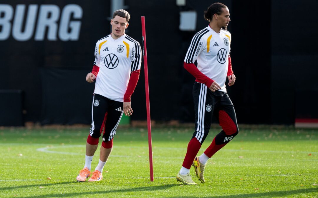 Leroy Sané (r) steht im Fokus.