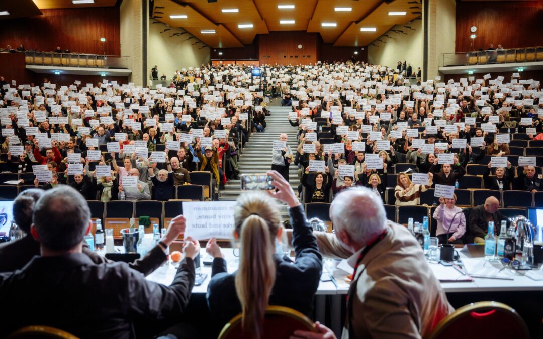 Die Mitgliederversammlung des FC St. Pauli im Audimax-Gebäude der Universität Hamburg.