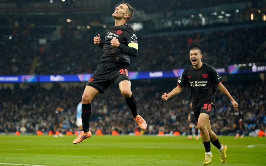 Leverkusens Alejandro Grimaldo jubelt nach seinem Führungstreffer.