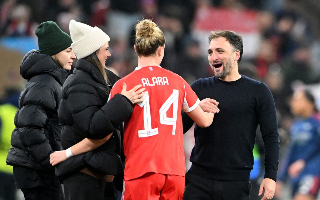 Bayern-Trainer José Barcala feiert mit Torschützin Alara den Sieg über Arsenal.