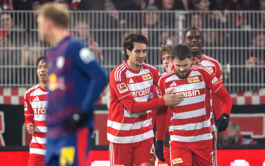 Unions Oliver Burke (r) bejubelt mit seinen Mitspielern sein Tor zum 1:0.