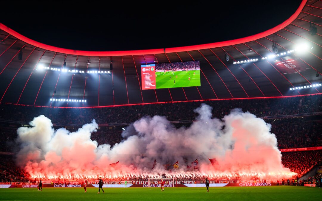 Nach der Pause zündeten die Bayern-Fans in der Südkurve massiv Pyrotechnik.