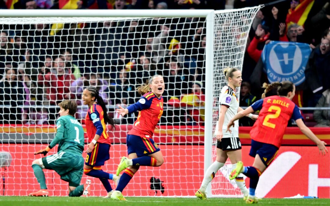 Klare Verhältnisse in Madrid: Doppeltorschützin Pina darf jubeln, Torhüterin Berger ist geschlagen.