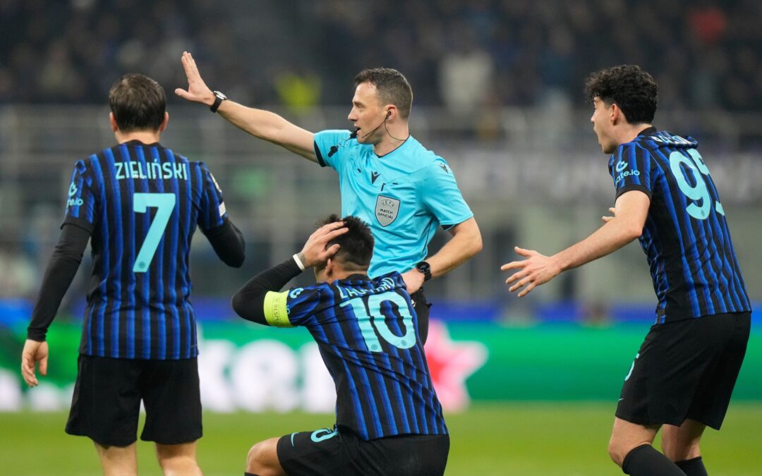 Die Inter-Spieler können Felix Zwayers Entscheidung nicht fassen.