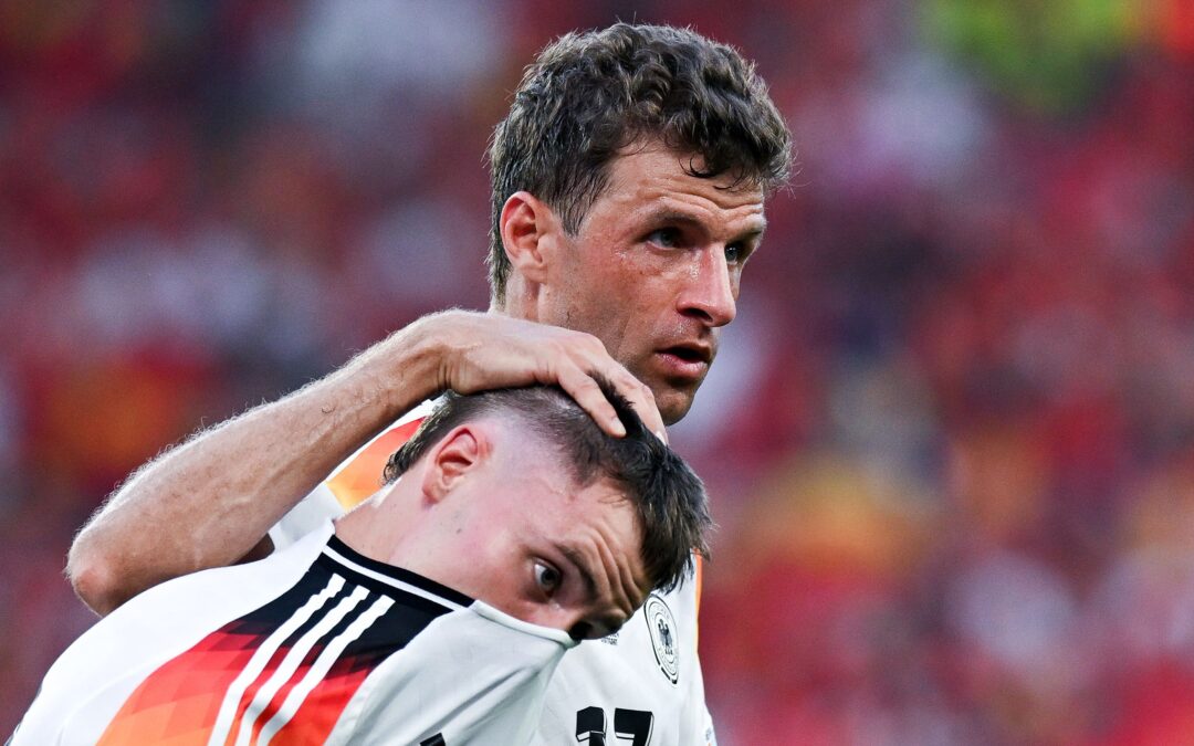 Müller (hinten) hat eine klare Meinung zum Wirtz-Wechsel in die englische Liga. (Archivbild)