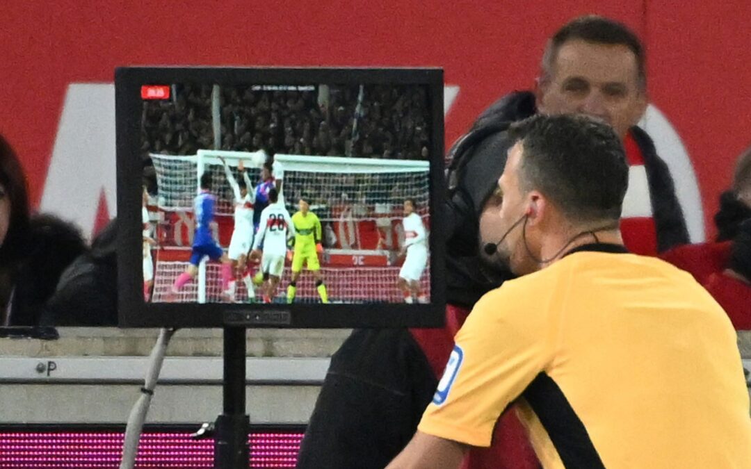 Die FIFA gibt vor, wann im Fußball der VAR eingreift. (Archivbild)