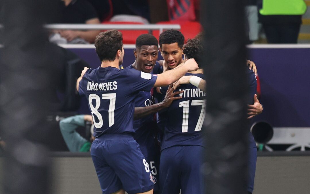 Die Profis von Paris Saint-Germain jubeln den Führungstreffer.