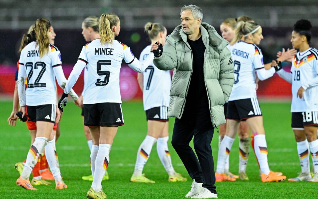 Hoffen auf den Zuschlag der EM 2029: Bundestrainer Wück und die deutschen Fußballerinnen.