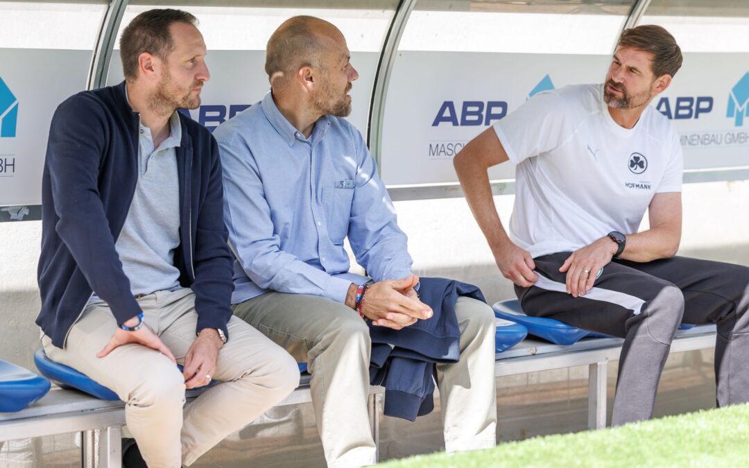 Die Wege der Fürther Verantwortlichen und von Trainer Kleine (r) trennen sich. (Archivbild)