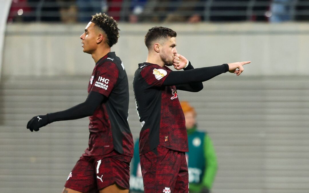 Leipzigs Spieler um Christoph Baumgartner (r, RB Leipzig) und Antonio Nusa (RB Leipzig) jubeln nach dem Treffer zum 2:1.