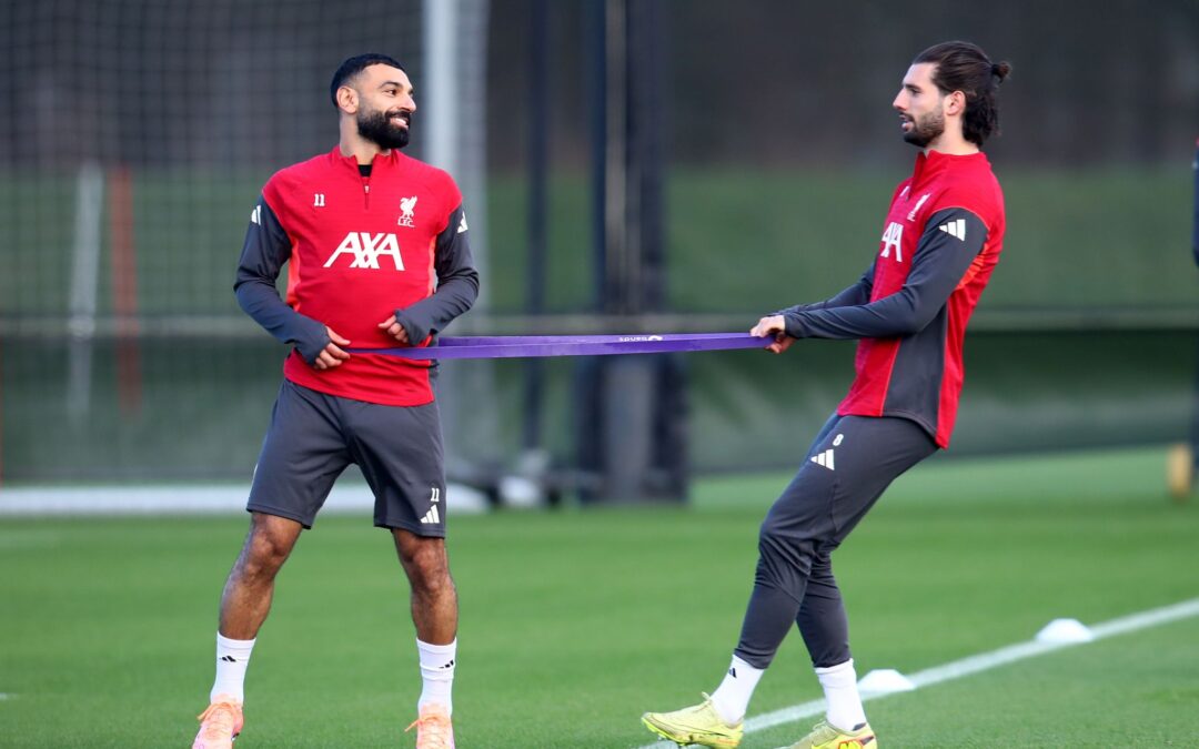 Bayern-Sportvorstand Max Eberl hat Spekulationen über eine mögliche Verpflichtung von Stürmerstar Mohamed Salah (l) vom FC Liverpool zurückgewiesen.