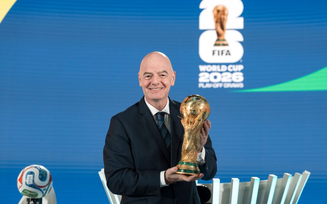 FIFA-Präsident Gianni Infantino präsentiert den WM-Pokal. (Archivbild)