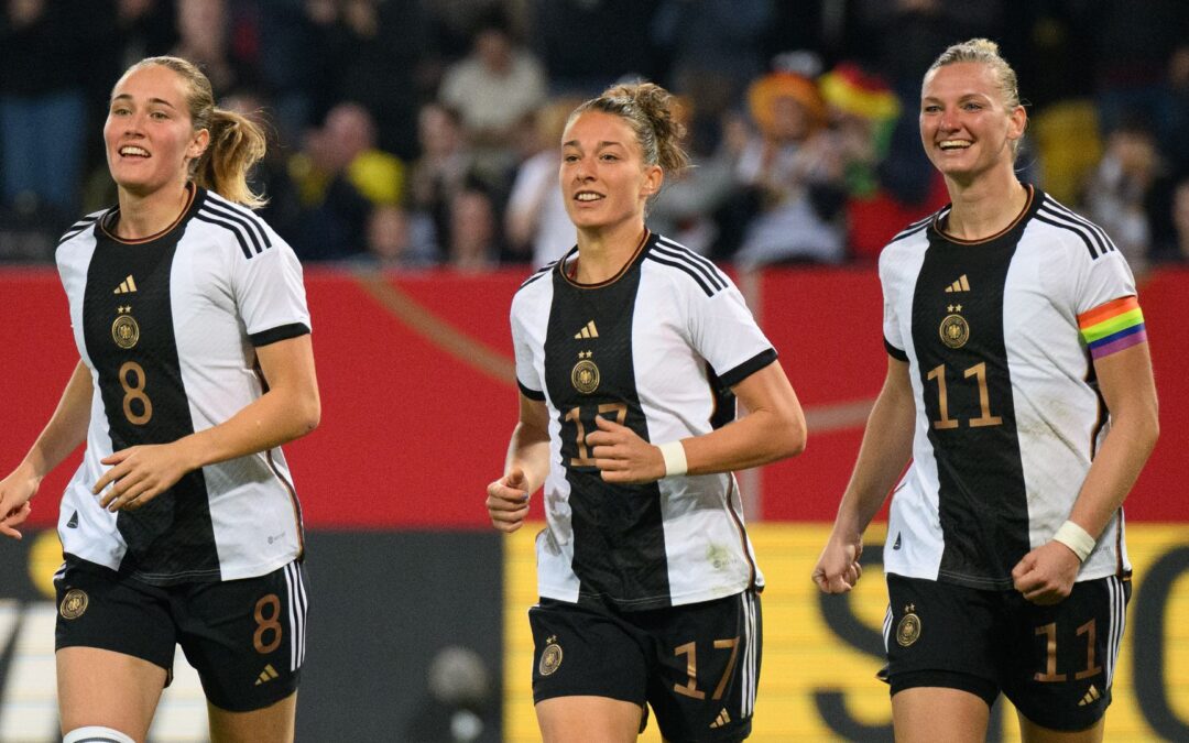 Alexandra Popp (r.) erzielte 2022 in Dresden zwei Tore gegen Frankreich.(Archivbild)