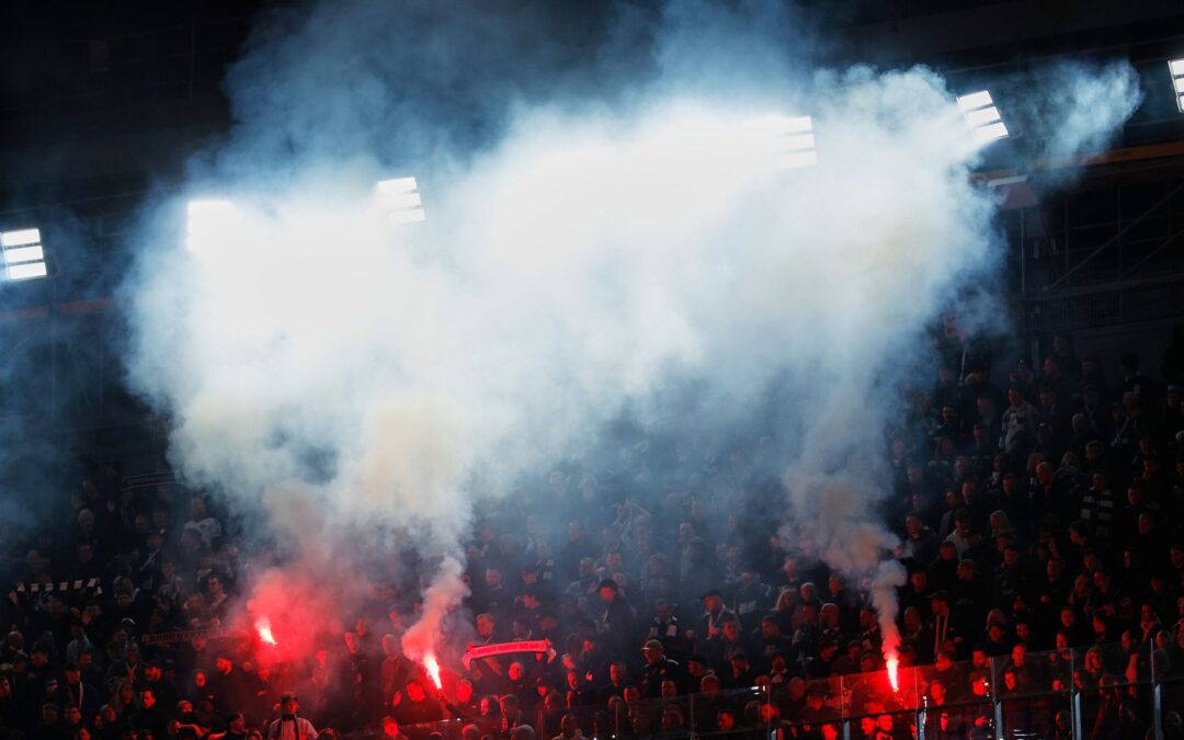 Eintracht Frankfurt will künftig einen härteren Kurs im Umgang mit den eigenen Fans fahren. (Archivbild)