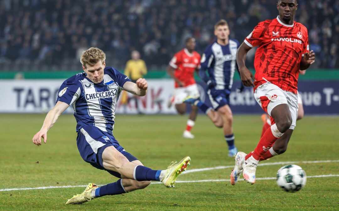 Luca Schuler (l) traf gleich zweimal bei Herthas Galavorstellung im Pokal.