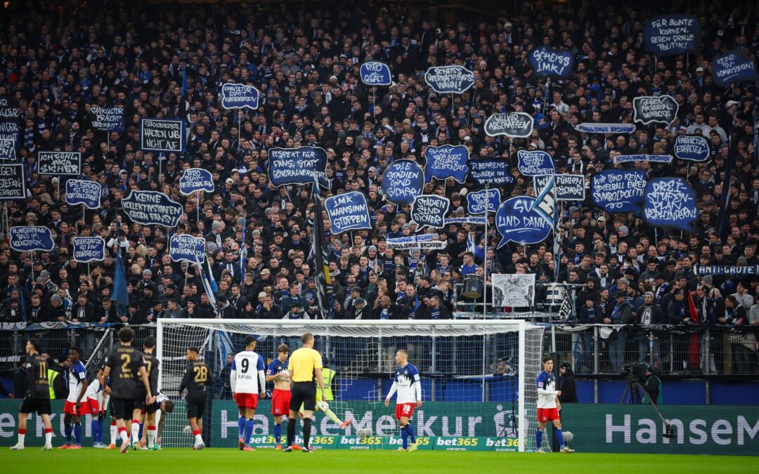 Fanproteste beim Bundesliga-Spiel Hamburger SV - VfB Stuttgart.