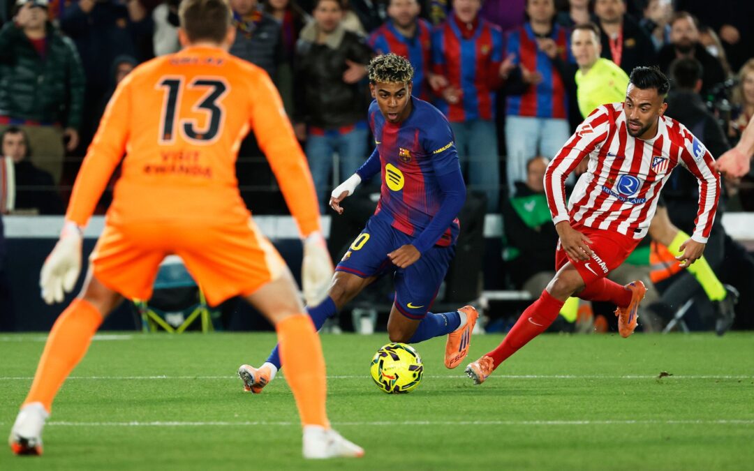 Barca-Star Lamine Yamal lieferte sich einige Zweikämpfe mit Atletico Madrids Carlos Martin.