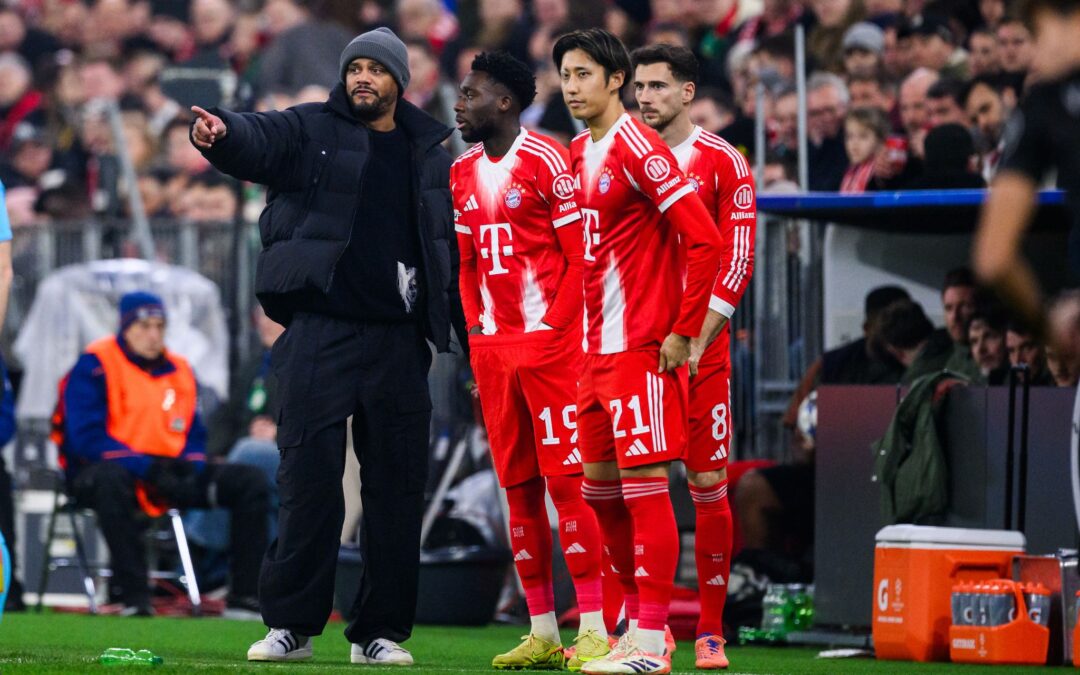 Der große Moment: Vincent Kompany (l) wechselt Alphonso Davies (2.vl) ein.
