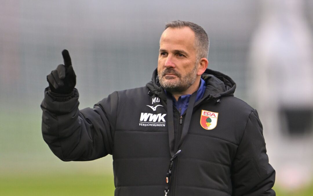 Manuel Baum leitet seine erste Trainingseinheit als Interimscoach in Augsburg.